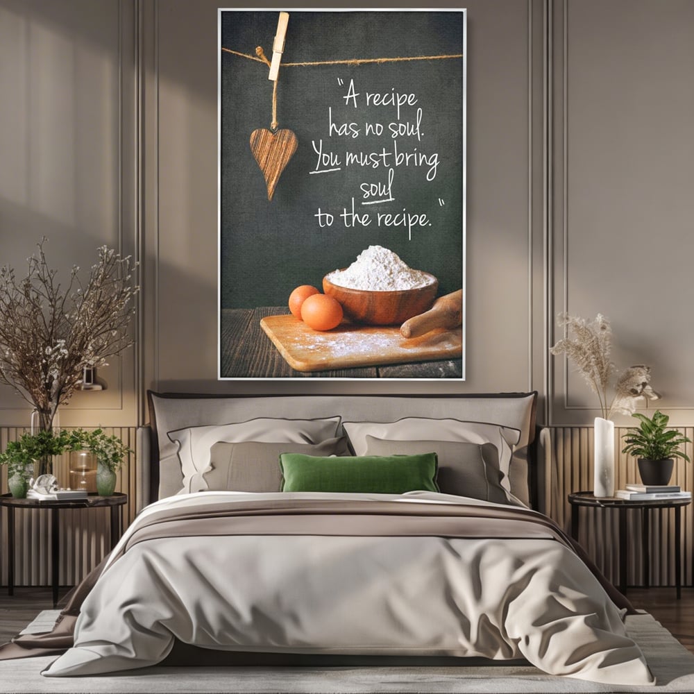 Tablou canvas cu tablou canvas cu citat culinar si faina, in rama de aluminiu argintiu, pe perete intr-un dormitor